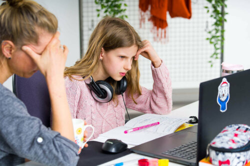 mor der hjælper datter med lektier