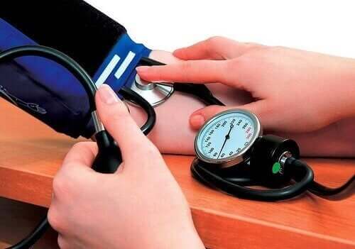 person der måler blodtryk