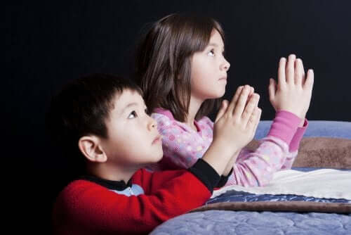 små børn der beder
