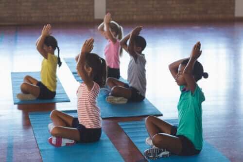 Yoga i klasseværelset: Afgørende elementer og fordele