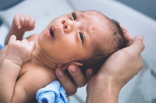 baby der bliver badet
