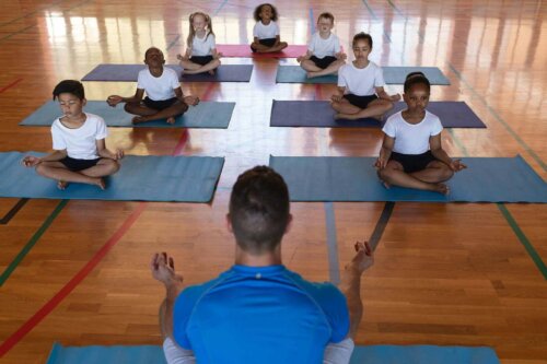 børn der praktiserer yoga