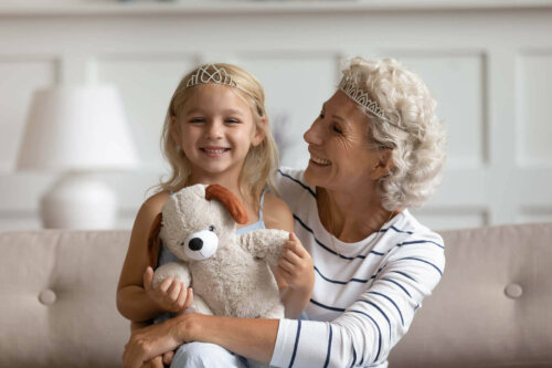 mor og bedstemor med tiara på hovedet