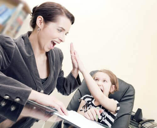 mor og datter der giver high-five