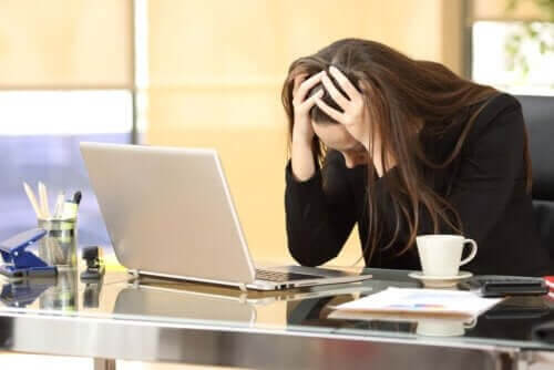 Kvinde er stresset på arbejdet 