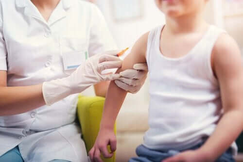 dreng der får en vaccine