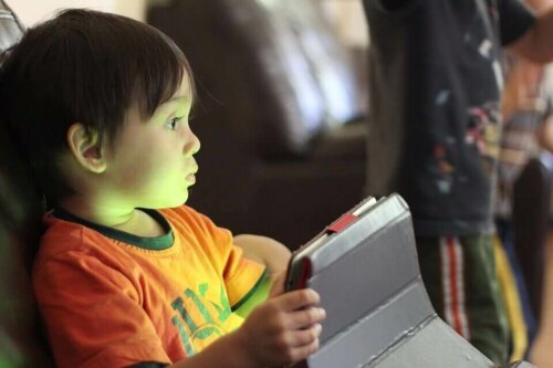 dreng med tablet der ser fjernsyn