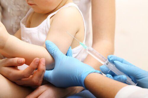 lille barn der bliver vaccineret
