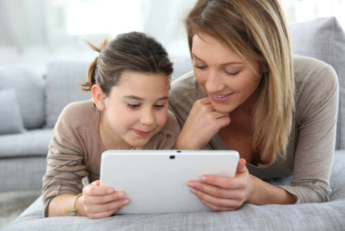 mor og datter der kigger på tablet