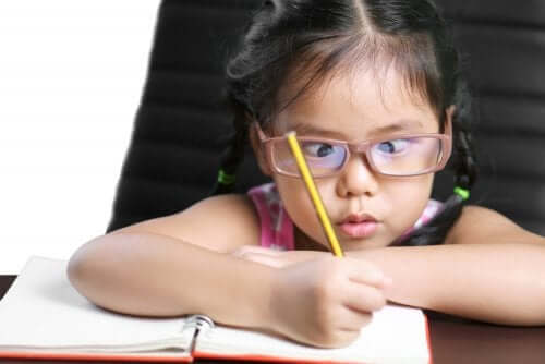 pige der skeler indad