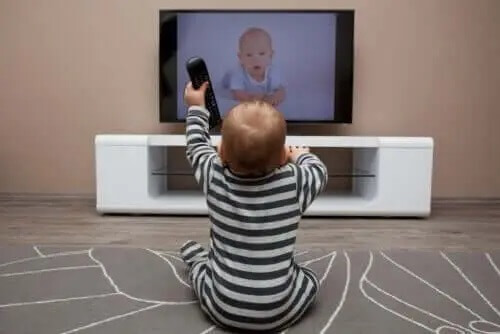 baby der ser baby i fjernsynet