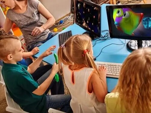 børn der sidder ved computere