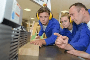 Bør din teenager vælge en erhvervsuddannelse?