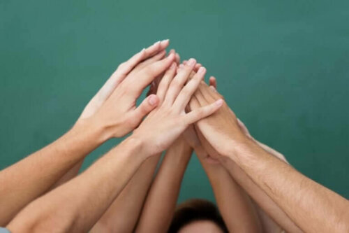 hænder der rækkes op mod hinanden