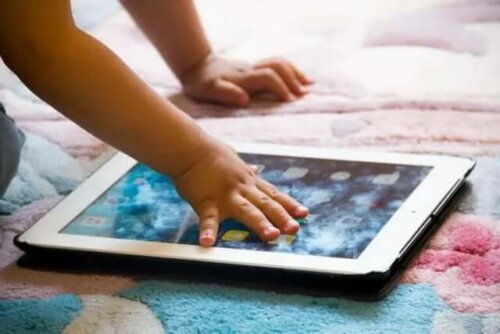 lille barn der leger med tablet