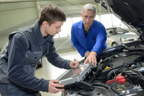 Teenager er i lære som mekaniker 