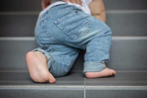 baby på trapper