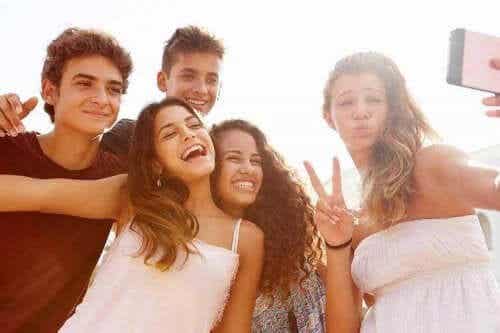 gruppe unge der tager en selfie