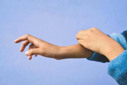 kvinde der klør på sin arm