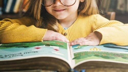 Pige læser en bog
