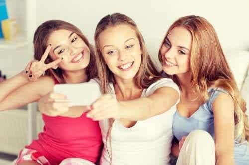 veninder der tager en selfie