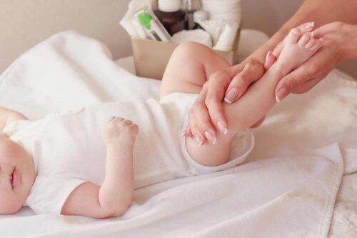 Babys hud tjekkes for mongolpletter