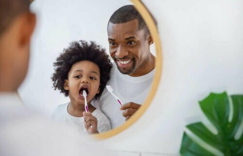Far og barn børster tænder