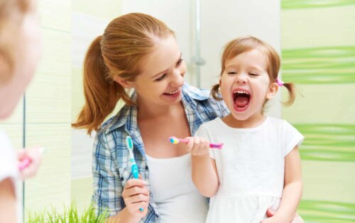 Mor er eksempel på at hjælpe børn med at børste tænder