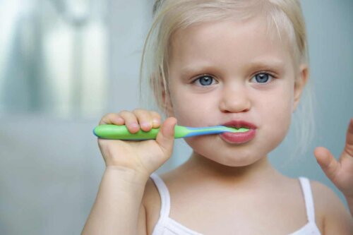 Pige børster tænder, men ofte skal man hjælpe børn med at børste tænder