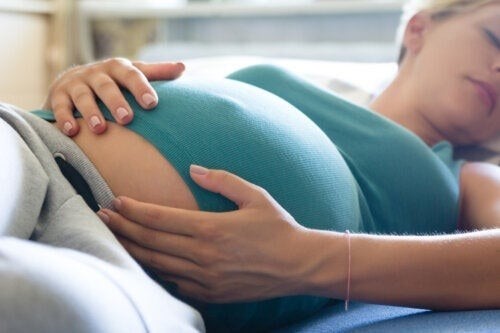 Kvinde mærker vigtigheden af søvn under graviditet