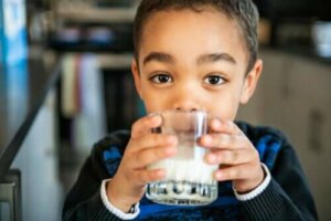 Hvor meget mælk skal børn drikke i henhold til deres alder?