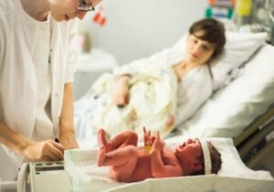 Babyer taber sig ved fødslen: Hvor meget og hvorfor?