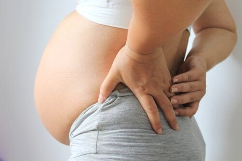 Lavtsiddende mave under graviditet: Hvad betyder det?