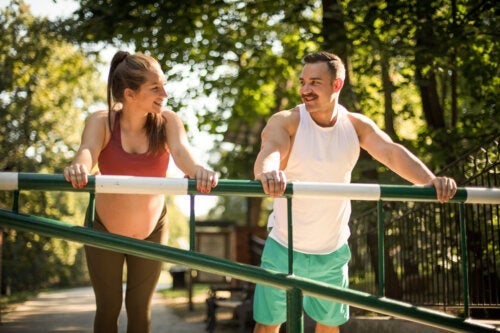 5 øvelser, du kan lave sammen med din partner under graviditet