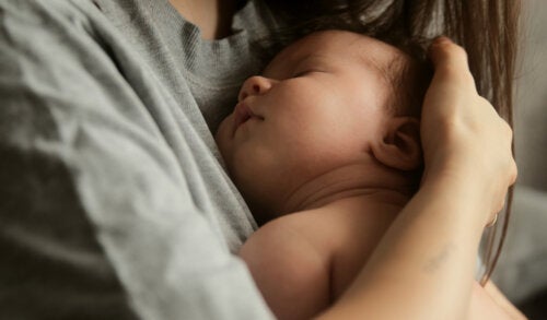 Bekræftet af videnskaben: Kram fra forældre er det bedste afslappende middel for babyer