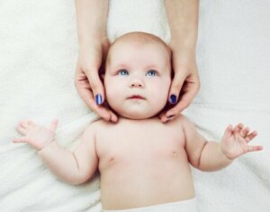 Hvordan kan man give en baby ansigtsmassage?