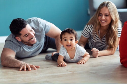 Er det slemt, hvis en baby ikke kravler?