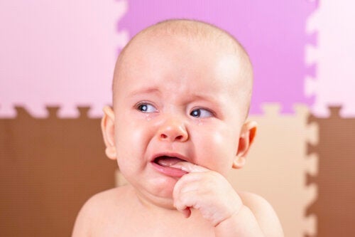 Hvordan behandler man sår i en babys mund?