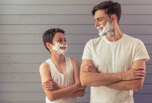 Sådan kan man lære en teenager at barbere sig