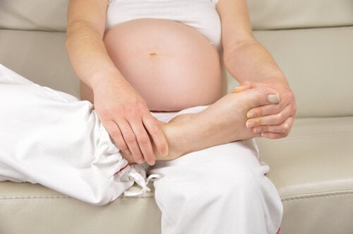 10 husråd til at lindre hævede ben under graviditet
