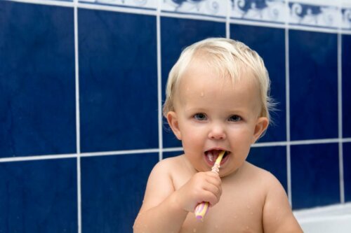 En baby børster tænder