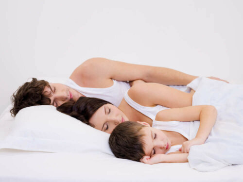 Forældre viser eksempel på at sove ved siden af sit barn