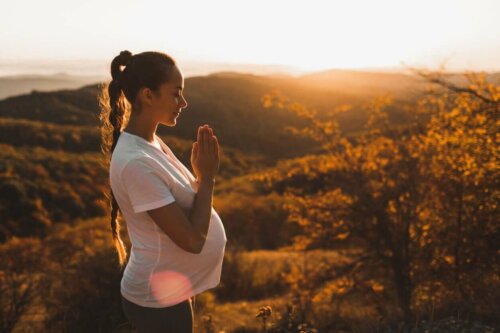 Gravid kvinde mediterer for at lindre åndenød under graviditet
