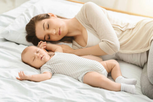 Mor og baby viser eksempel på at sove ved siden af sit barn