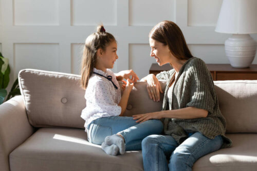 Mor og datter taler sammen på sofa