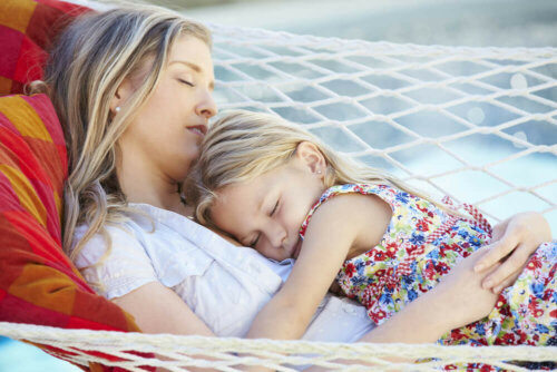 Mor og datter sover sammen