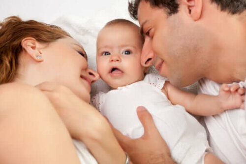 Forældre med baby nyder livets mirakel