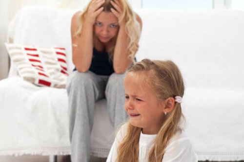 Grædende pige og frustreret mor symboliserer den mest vanskelige alder