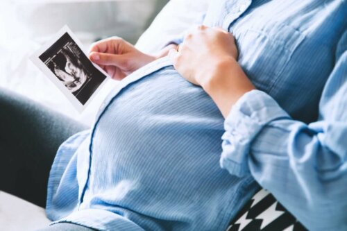 Gravid kvinde ser på scanningsbillede og tænker på usædvanlige drengenavne