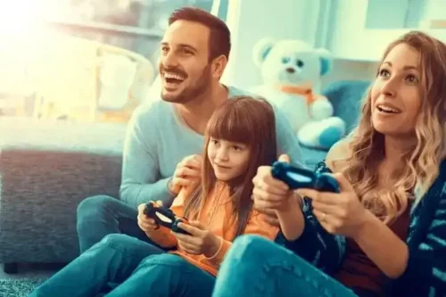 Familie nyder fordelene ved videospil
